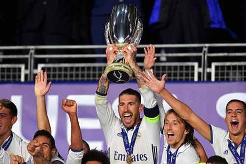 Khoảnh khắc nâng cup vô địch của Real Madrid
