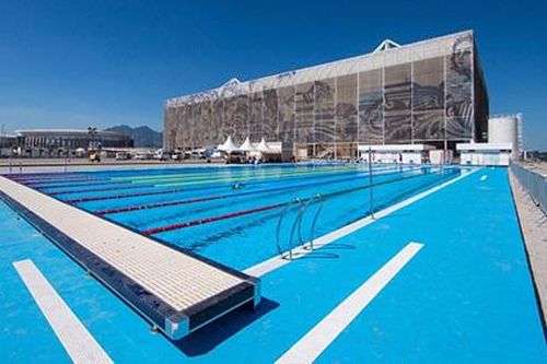 OLYMPIC 2016: Nước bể bơi đổi màu một cách kỳ quặc sau một đêm