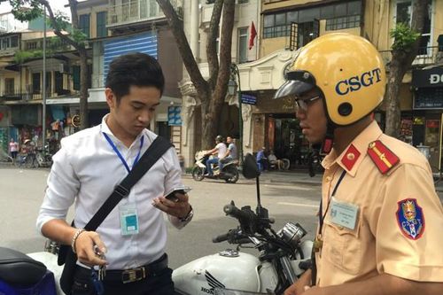 Nghiến răng phanh xe ken két để chơi Pokemon Go