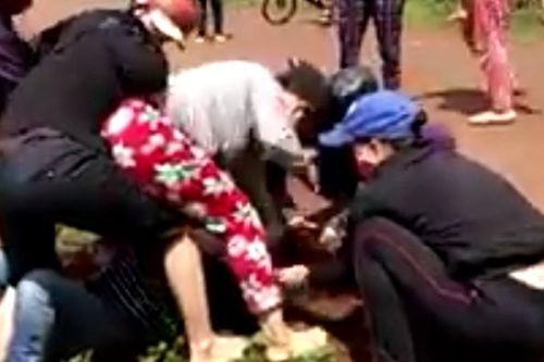 Vợ phó công an xã đánh ghen kinh hoàng ngoài đường