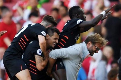 Klopp hú vía sau màn ăn mừng 'siêu tửng'