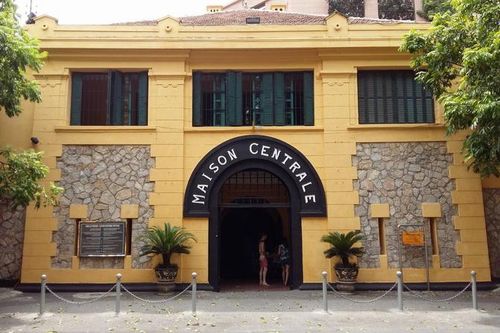 Nhà tù Hỏa Lò tiếp nhận nhiều hiện vật từ cựu chiến binh Mỹ