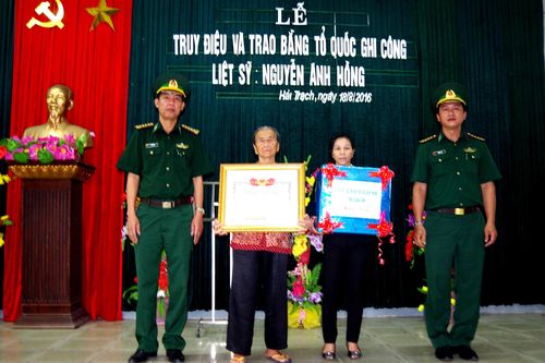 Trao Bằng 'Tổ quốc ghi công' cho thân nhân liệt sĩ Nguyễn Ánh Hồng