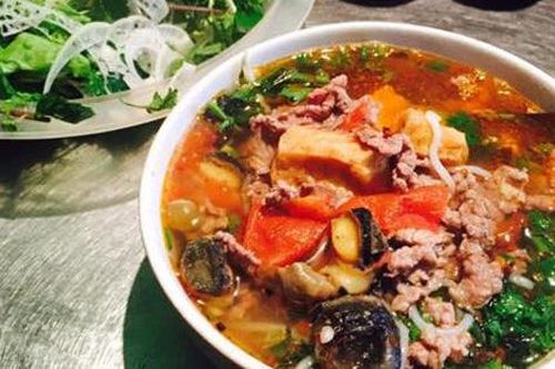 Bữa trưa lang thang vỉa hè phố cổ với bát bún riêu đầy đặn