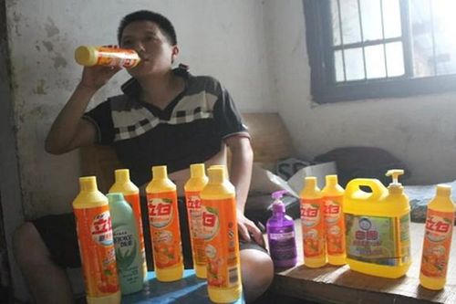 Chàng trai Trung Quốc 'ế vợ' vì... nghiện nước tẩy rửa
