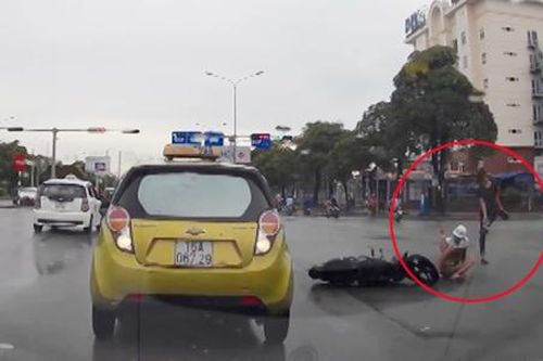 Hai thanh niên bị ôtô tông vì chạy xe máy vượt đèn đỏ