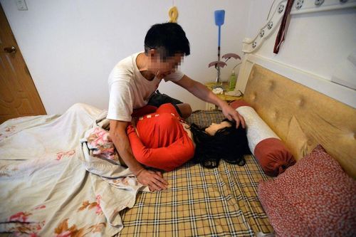 'Hẹn hò' với búp bê người lớn để nhớ người vợ đã mất
