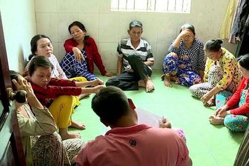 Bắt quả tang hai sòng bài tứ sắc của các quý bà