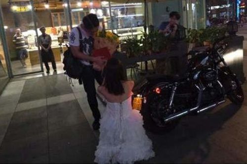 Cưỡi Harley, mang sổ đỏ tới cầu hôn bạn trai