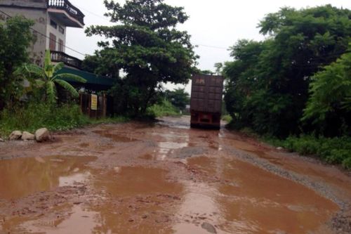 Cảnh tượng ám ảnh trên con đường bị xe quá tải cày nát
