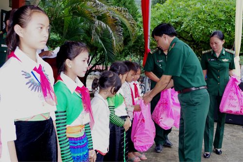 Tặng 200 suất quà cho học sinh nghèo học giỏi vùng cao xứ Thanh