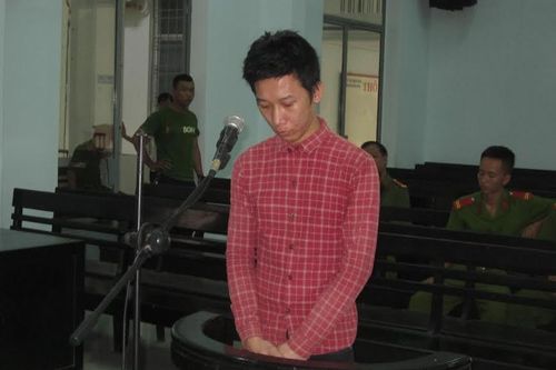 Đi tù vì nhiều lần 'yêu' bạn gái 12 tuổi