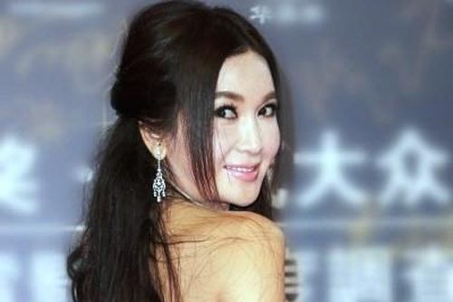 'Bông hồng lửa' Ôn Bích Hà trẻ đẹp ngỡ ngàng ở tuổi 51