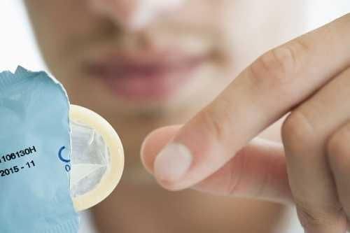 Ngại mua bao cao su, dùng túi nilon khi 'yêu', cặp đôi sinh viên cấp cứu