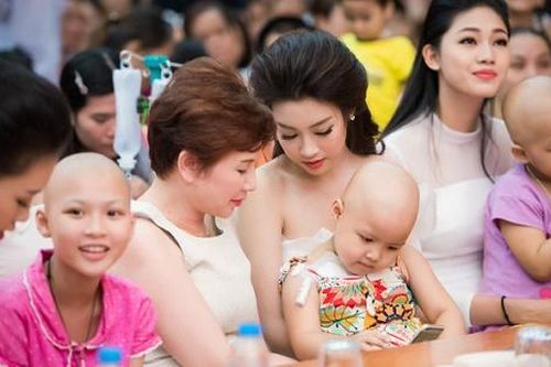 Hoa hậu, Á hậu Việt Nam 2016 vui trung thu cùng các bệnh nhi