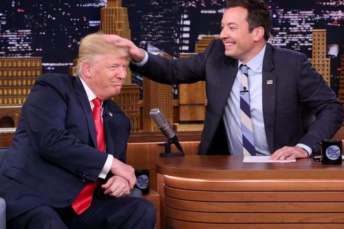 Donald Trump để MC vò tóc chứng minh 'đồ thật'