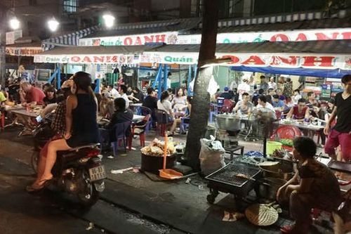 'Bó tay' lấn chiếm lòng lề đường?