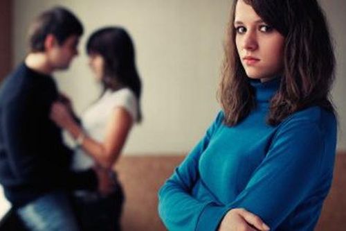 Biết chồng ngoại tình với đồng nghiệp, tôi làm sao để kéo chồng về?