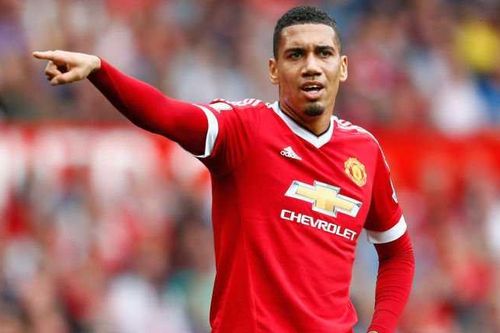 Smalling không thể đi tiểu, phải nhờ cảnh sát đưa ra sân bay