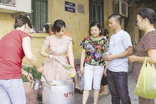 Nồi cháo từ thiện chốn cửa Phật giữa Hà Nội