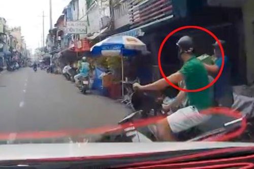 Tài xế ôtô phanh gấp vì thanh niên lao xe máy từ trong hẻm