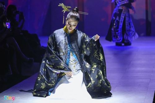 Phạm Hương ca cải lương trên sàn diễn thời trang
