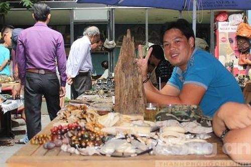 Độc đáo khu chợ ve chai ngàn đô nằm trong lòng quán cà phê ở Sài Gòn