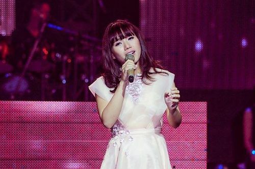 Bất ngờ xinh đẹp, ca sĩ Thùy Chi bị nghi 'dao kéo'