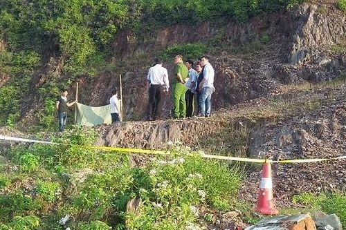 Hoảng hồn phát hiện thi thể người phụ nữ cháy đen bên đồi vắng
