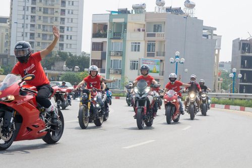 Hơn 100 xe phân khối lớn diễu hành tại Hà Nội