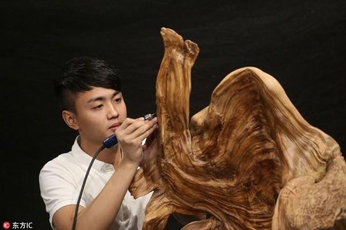Trung Quốc: Thanh niên trẻ nổi tiếng nhờ tài điêu khắc gỗ