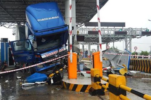 Khoảnh khắc ôtô tông nát quầy vé trạm thu phí ở Khánh Hòa
