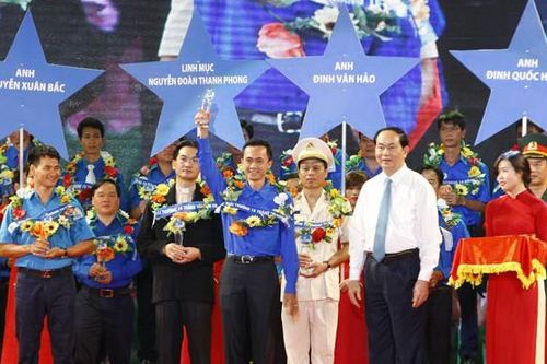Thanh niên là rường cột của nước nhà
