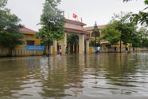Tất cả trường học ở Quảng Bình ngập nước, 3 học sinh mất tích