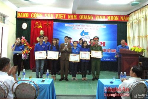 Quỳ Châu: Khen thưởng 13 thanh niên tiêu biểu