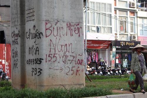Nhem nhuốc quảng cáo, rao vặt dọc tuyến đường sắt trên cao