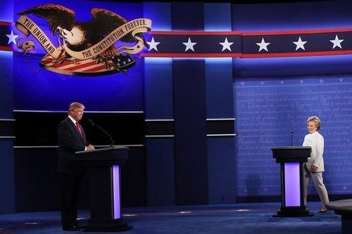 Bà Clinton và ông Trump 'khẩu chiến' trong 6 vấn đề