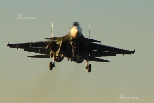 Tiêm kích hạm Su-33 xuất kích rầm rộ, NATO căng thẳng