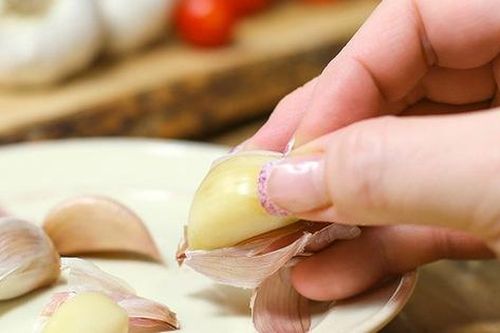 Bỏng 'vùng kín' vì chữa mẹo bằng tỏi