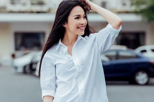 Hiền Thục diện sơ-mi trắng trẻ trung dạo phố