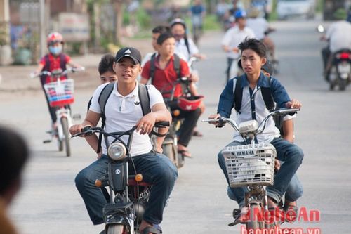 Muôn kiểu vi phạm an toàn giao thông của học sinh, sinh viên