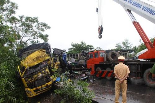 Xe tải gây tai nạn liên hoàn, tài xế tử vong tại chỗ