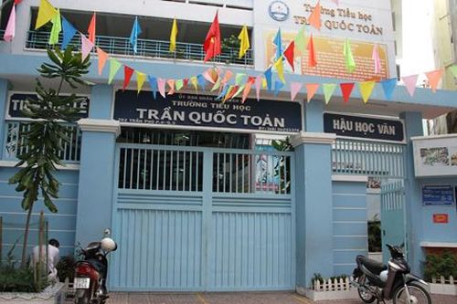 Trường tiểu học công khai dạy thêm khiến phụ huynh bức xúc