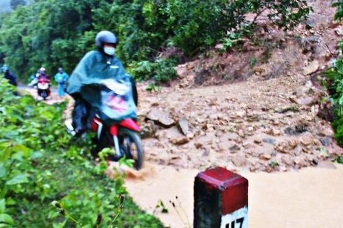 Nhiều bản làng ở miền núi Quảng Trị còn bị cô lập do lũ