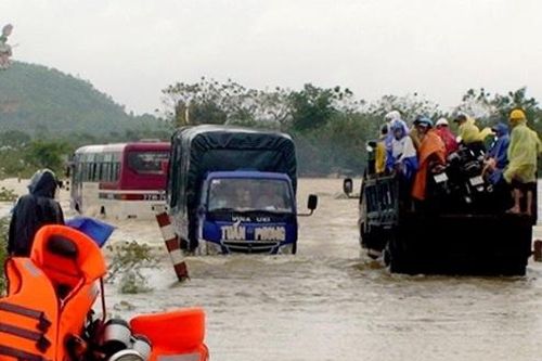 Học sinh lớp 2 bị lũ xoáy cuốn trôi trên đường đi học về