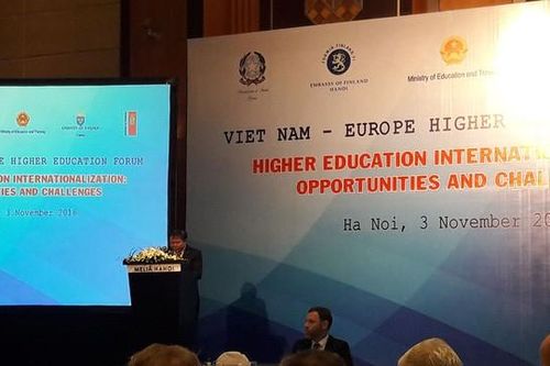 Việt Nam đang 'nhập siêu' về giáo dục