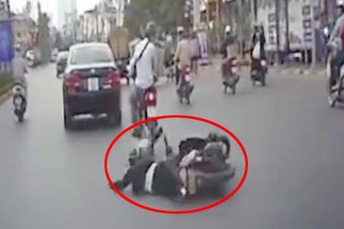 Thanh niên ngã nhào vì vừa chạy xe vừa nhắn tin