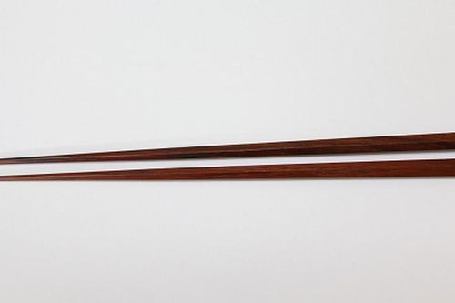 Cách đơn giản kiểm tra đũa gỗ nhà bạn nhuộm hóa chất không