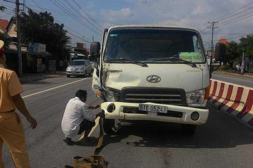 Chạy xe máy ngược chiều, bị xe tải tông chết thảm