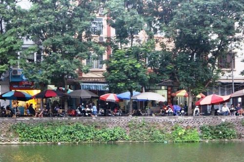 Hà Nội: Ven hồ Láng Thượng lộn xộn vì hàng rong, trà đá